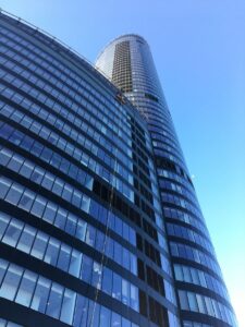 Mechaniczne mycie elewacji Sky Tower Wrocław maszyna Demishine 250